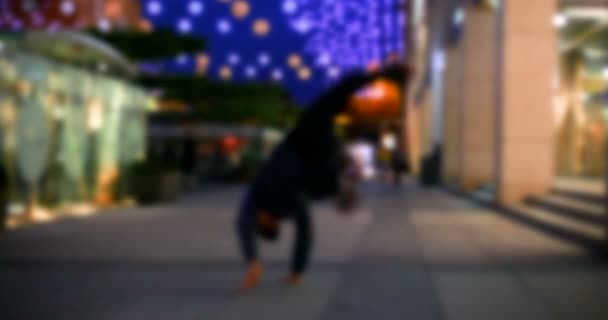 生活方式 Breakdancer 在街道上 活跃的年轻男性舞蹈打破舞蹈 嘻哈风格的城市 模糊视频 — 图库视频影像