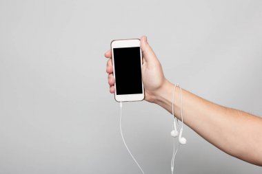 elini tut telefon siyah ekran üzerinde ahşap masa