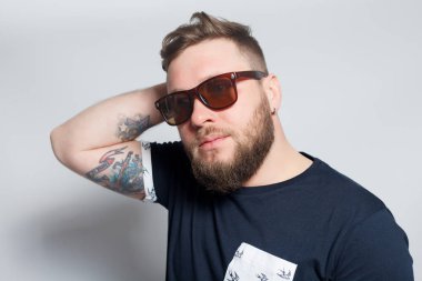 Dövme ile acımasız sakallı çocuk