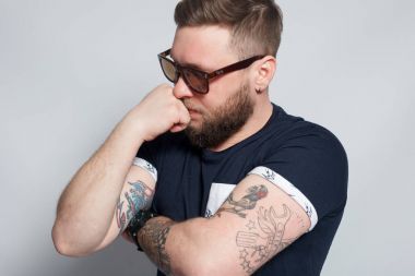 Dövme ile acımasız sakallı çocuk