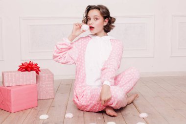 Pijama ile katta oturan tatlı, sevimli küçük kız