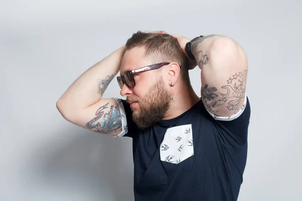 Жестокий бородатый мальчик с татуировкой — стоковое фото