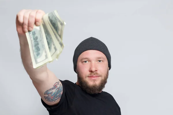 Молодой человек бросает деньги в камеру . — стоковое фото