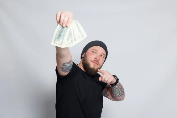 Молодой человек бросает деньги в камеру . — стоковое фото