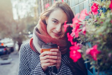 bir fincan kahve şehri sokak yürüyüş bayanla