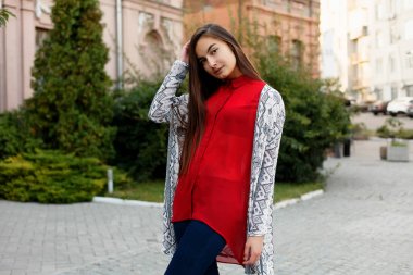 Bayan şehir merkezi sırayla kamera ve gülümsüyor için acele etmiyor.