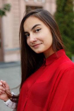 Bayan şehir merkezi sırayla kamera ve gülümsüyor için acele etmiyor.