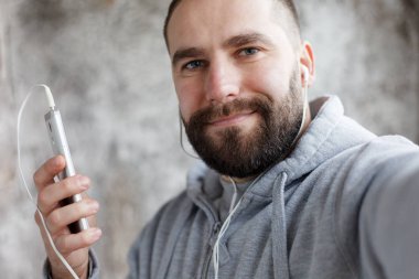 adam Studio kulak telefonları müzik vermeye hazır.