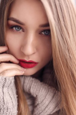 Güzel bir kadın yakın çekim kırmızı dudakları