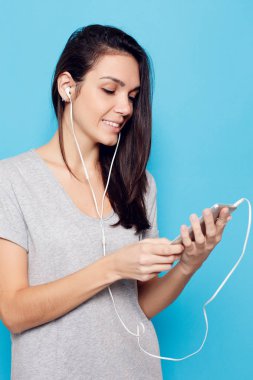 Akıllı telefonu olan güzel bir kadın.