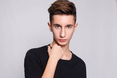 Koyu renk gözleri kamera h gülümseyen çekici ile şık adam