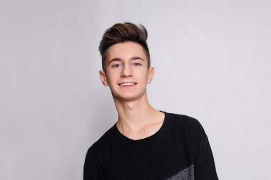 Koyu renk gözleri kamera h gülümseyen çekici ile şık adam