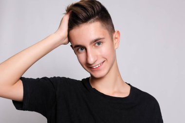 Koyu renk gözleri kamera h gülümseyen çekici ile şık adam