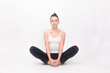 Yoga yapan genç bir kadın.