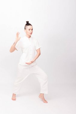 Yoga yapan genç bir kadın.