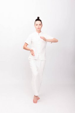 Yoga yapan genç bir kadın.