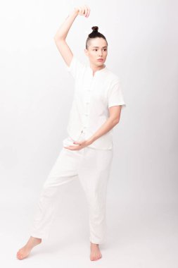 Yoga yapan genç bir kadın.