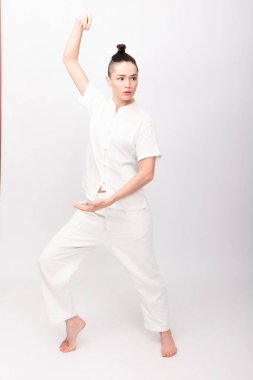 Yoga yapan genç bir kadın.