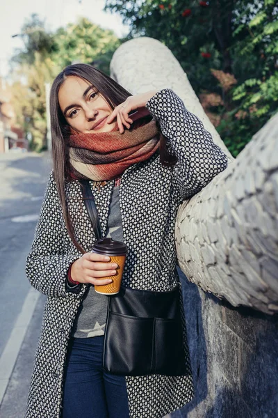 Dama con una taza de café caminando por la calle de la ciudad — Foto de Stock