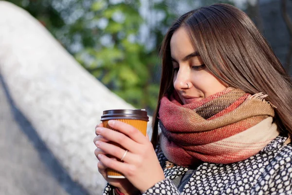 Signora con una tazza di caffè passeggiando per la strada della città — Foto Stock