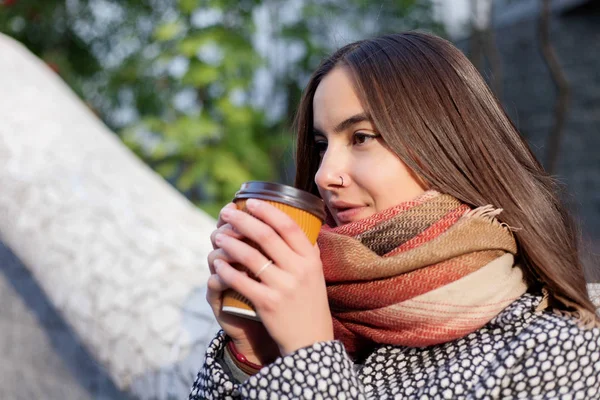 Signora con una tazza di caffè passeggiando per la strada della città — Foto Stock