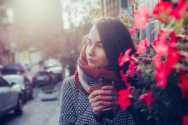 Dame met een kopje koffie lopend onderaan de straat stad — Stockfoto