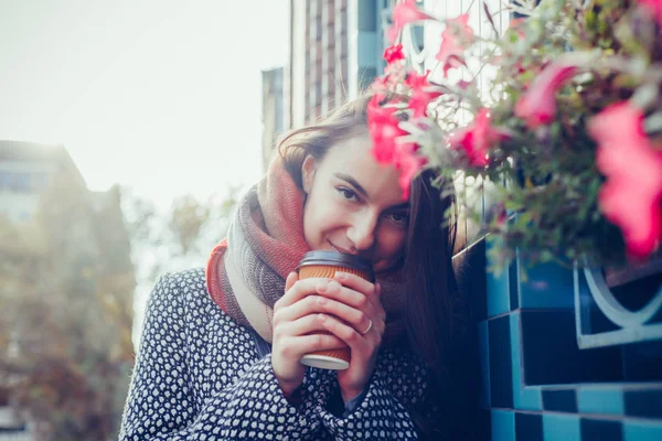 Signora con una tazza di caffè passeggiando per la strada della città — Foto Stock