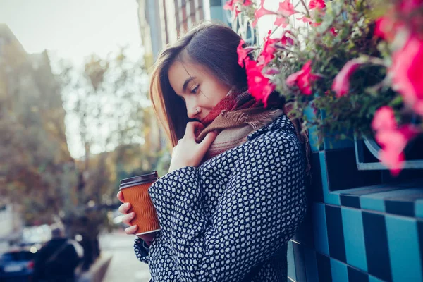 Signora con una tazza di caffè passeggiando per la strada della città — Foto Stock