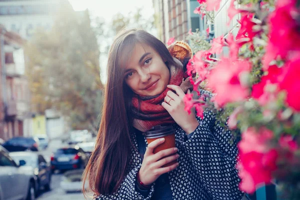 Lady with a cup of coffee walking down the city street — стоковое фото