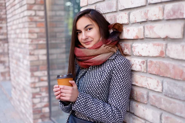 Dama con una taza de café caminando por la calle de la ciudad — Foto de Stock