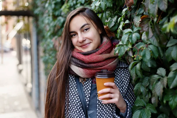 Dama con una taza de café caminando por la calle de la ciudad — Foto de Stock