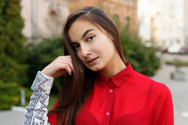 Lady is rushing in the city-center turns to camera and smiles. — Stock Photo, Image