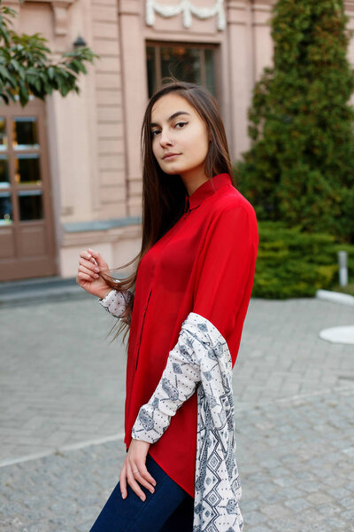 дама мчится по центру города, поворачивается к камере и улыбается
.