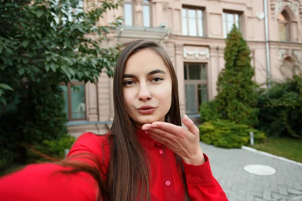 Retrato de jovem fêmea atraente em roupa elegante fazendo selfie — Fotografia de Stock