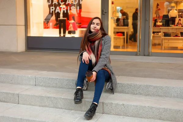 Dame met een kopje koffie lopend onderaan de straat stad — Stockfoto