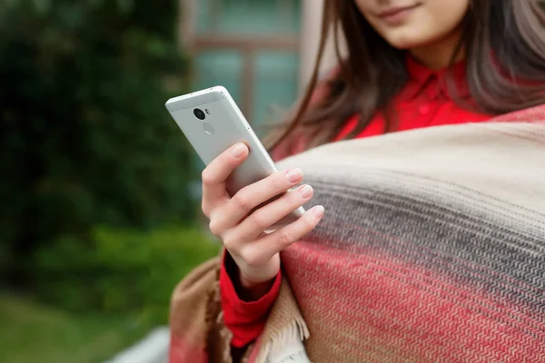 Beautiful woman using smart phone technology app in city streets — Stock Photo, Image