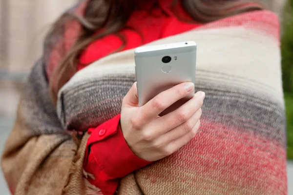 Beautiful woman using smart phone technology app in city streets — Stock Photo, Image