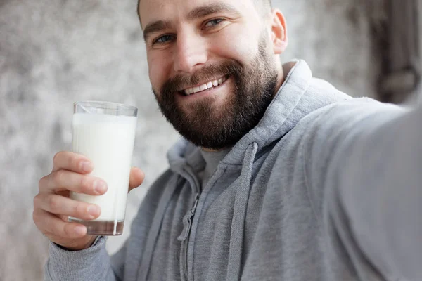 Jonge man consumptiemelk — Stockfoto