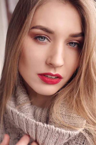 Крупный план красивых женщин ее красные губы — стоковое фото