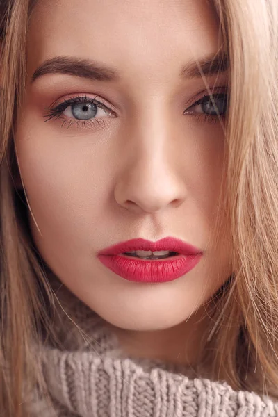 Close-up van een mooie vrouwen haar rode lippen — Stockfoto