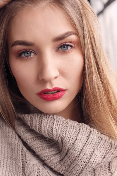 Närbild av en vackra kvinnor hennes röda läppar — Stockfoto