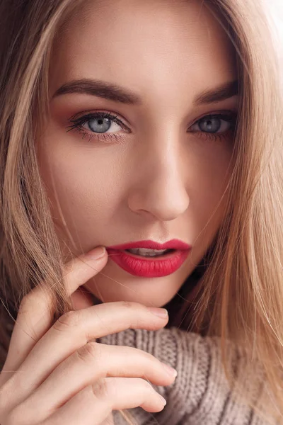 Primer plano de una hermosa mujer sus labios rojos — Foto de Stock