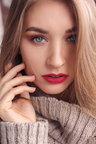 Närbild av en vackra kvinnor hennes röda läppar — Stockfoto