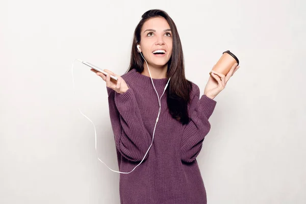 Young beautiful woman with smart phone — Stock Photo, Image