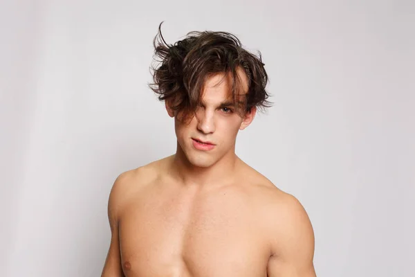 Porträtt av en ung muskulös man med naken överkropp — Stockfoto