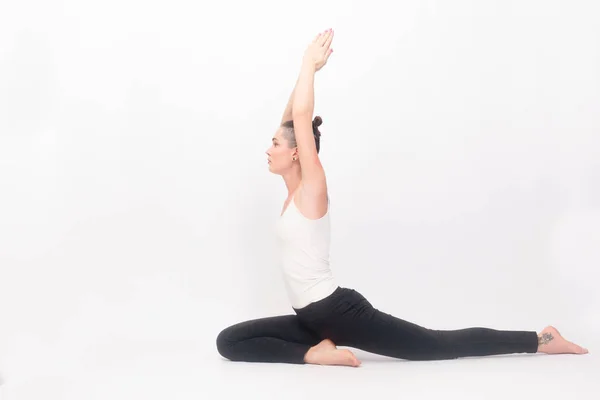 Mujer joven haciendo ejercicio de yoga — Foto de Stock