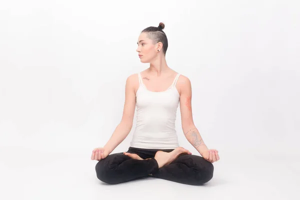 Mujer joven haciendo ejercicio de yoga — Foto de Stock