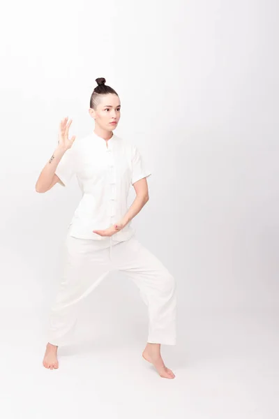 Mujer joven haciendo ejercicio de yoga — Foto de Stock