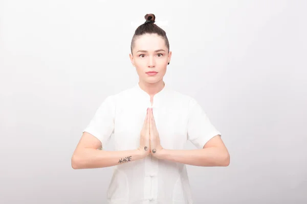 Mujer joven haciendo ejercicio de yoga — Foto de Stock