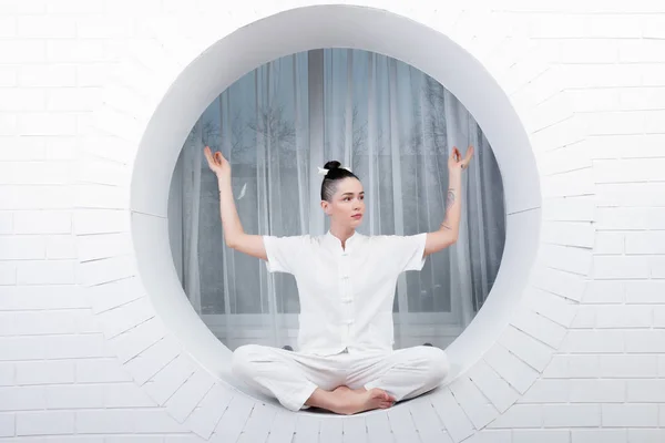 Mujer joven haciendo ejercicio de yoga — Foto de Stock